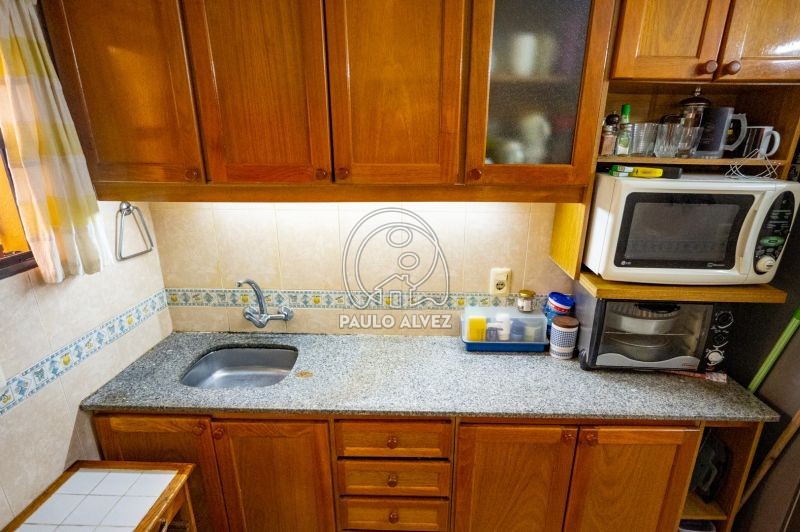 Cocina con mueble bajo y sobre mesada