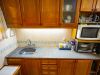 Cocina con mueble bajo y sobre mesada