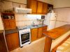 Cocina con placares bajo y sobre mesada