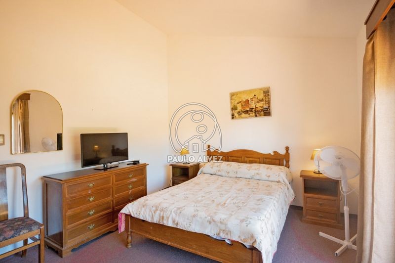 Dormitorio con vista desde el balcón