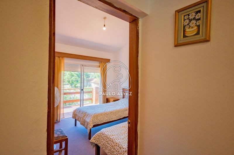 Dormitorio con balcón