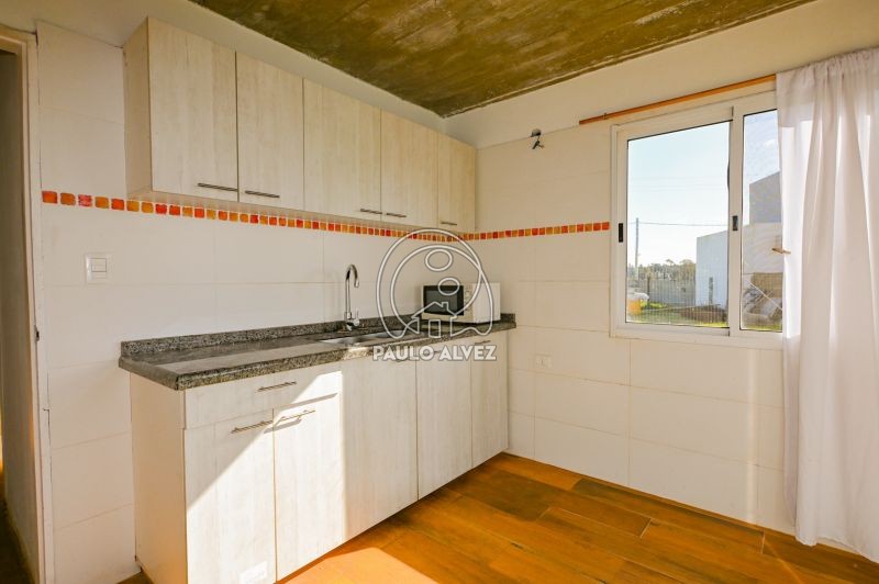 Cocina con muebles bajo mesada 