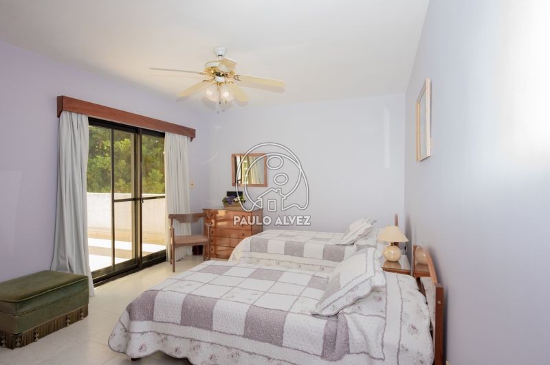 Amplio y con balc&oacute;n 