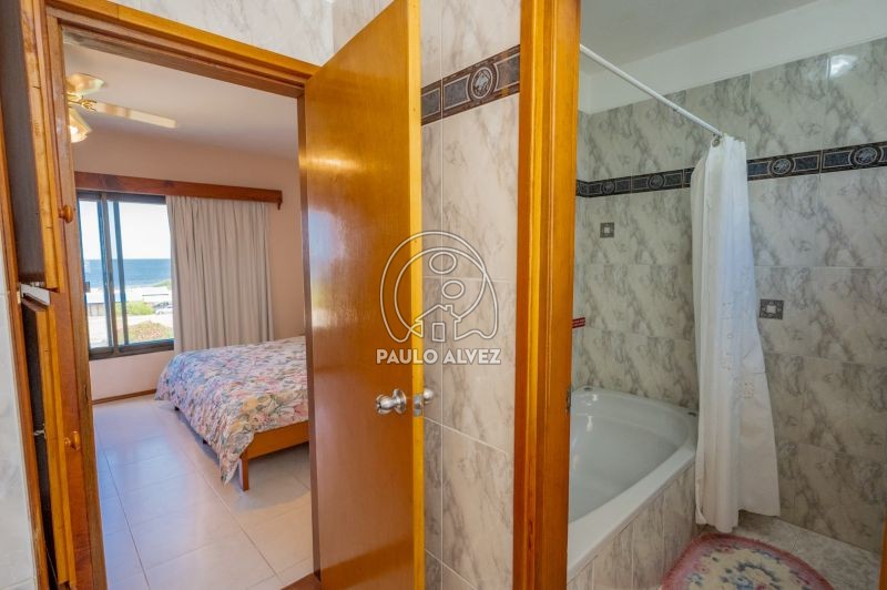 Ba&ntilde;o con doble acceso 