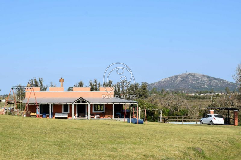 Con el Cerro Pan de Azúcar a sus espaldas