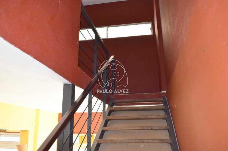 Escalera con pasamanos