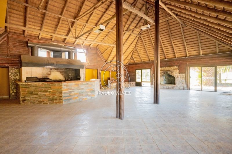 Sal&oacute;n con estufa